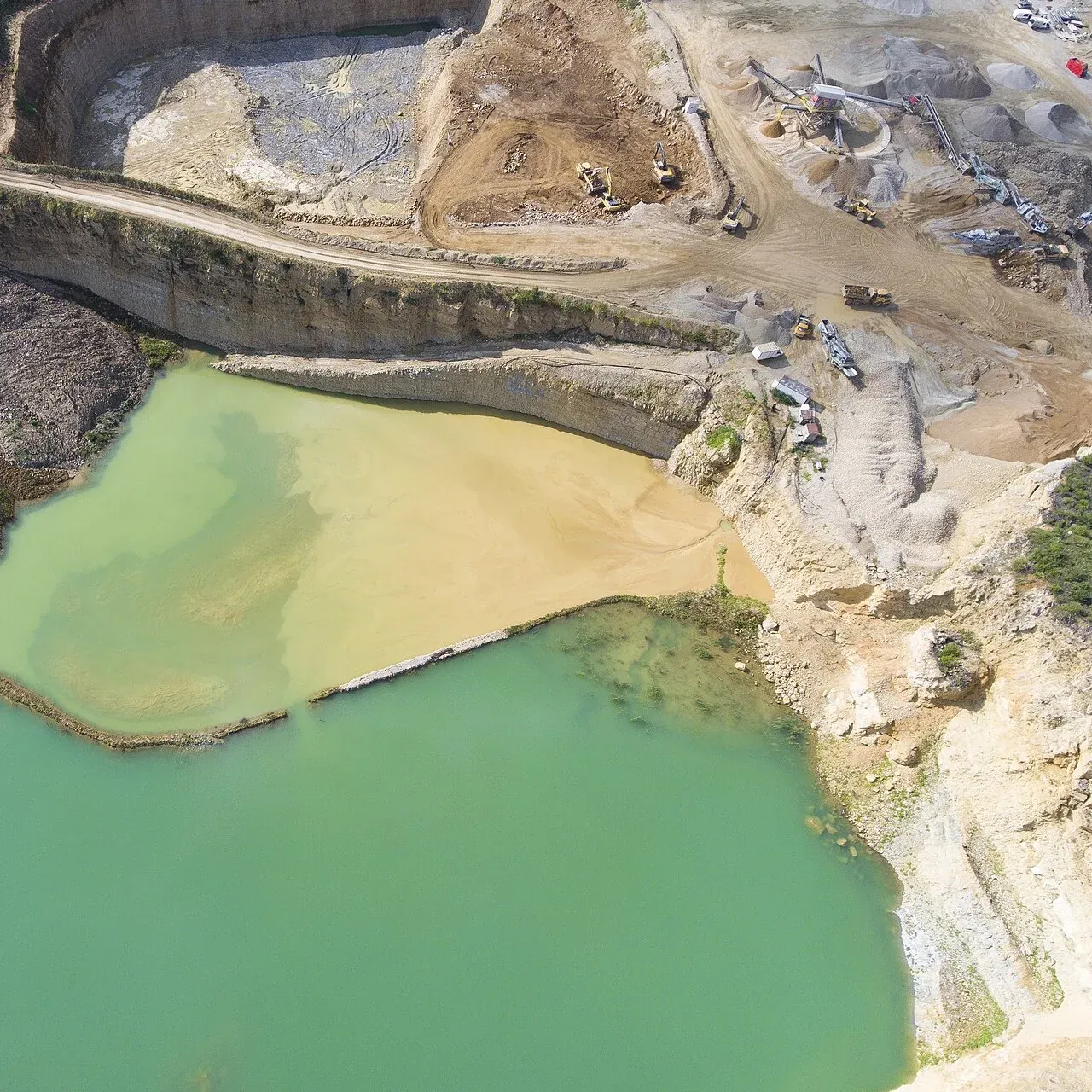 Cantera mineral con maquinaria de extracción vista desde el aire